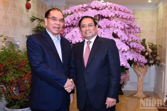Thủ tướng Chính phủ Phạm Minh Chính thăm, chúc Tết nguyên Tổng Bí thư Nông Đức Mạnh. (Ảnh: Trần Hải)
