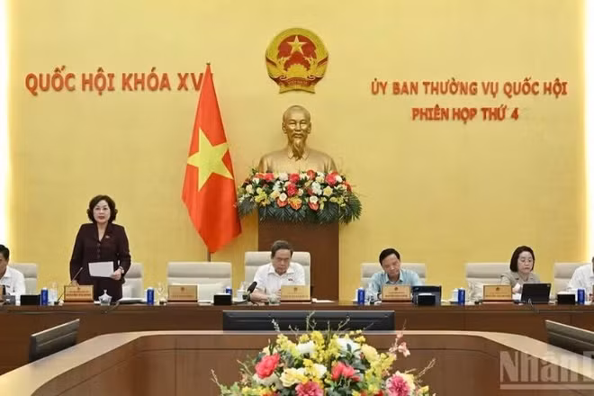 Ủy ban Thường vụ Quốc hội cho ý kiến về dự án Luật Ngân sách nhà nước chiều 27/7. (Ảnh: THỦY NGUYÊN)
