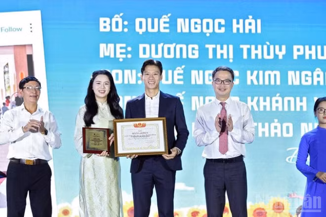 BÍ thư Trung ương Đoàn, Chủ tịch Hội Liên hiệp Thanh niên Việt Nam Nguyễn Tường Lâm (thứ 2 từ phải sang) trao Bằng khen tặng vợ chồng anh Quế Ngọc Hải và chị Dương Thị Thùy Phương. 
