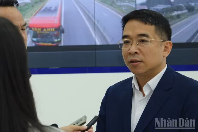 Phó Cục trưởng Cục Đường bộ Việt Nam Nguyễn Viết Huy trả lời phỏng vấn Báo Nhân Dân.