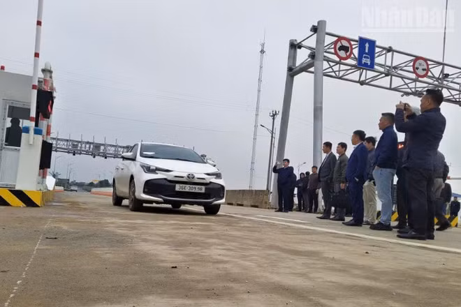 Đoàn công tác Cục Đường bộ Việt Nam bắt đầu thí điểm 1 tháng kể từ chiều 5/1 việc vận hành hệ thống giao thông thông minh tại các dự án cao tốc bắc-nam phía đông.