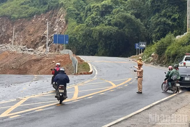 Cảnh sát giao thông phân luồng tại khu vực sạt lở trên Quốc lộ 6.