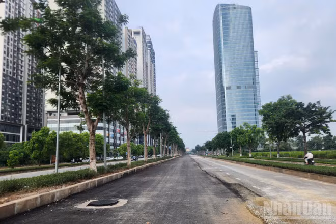 Nhà thầu thi công trải lại thảm nhựa trả lại mặt bằng giao thông trên đường Hoàng Minh Thảo.
