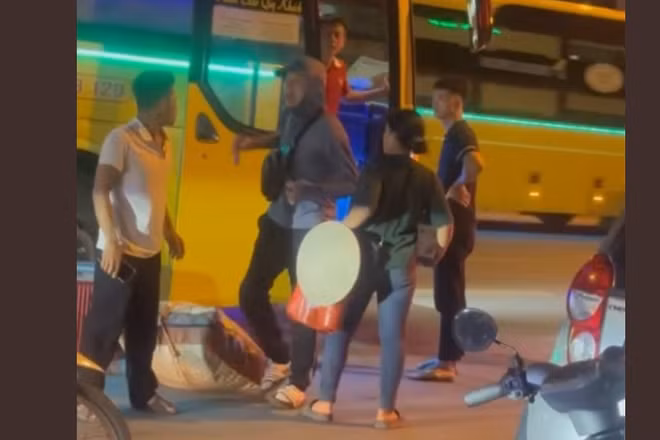Nguyễn Lê Khôi dùng dao đe dọa hai vợ chồng đi xe ôm để đòi tiền. (Hình ảnh cắt từ clip lan truyền trên mạng xã hội)