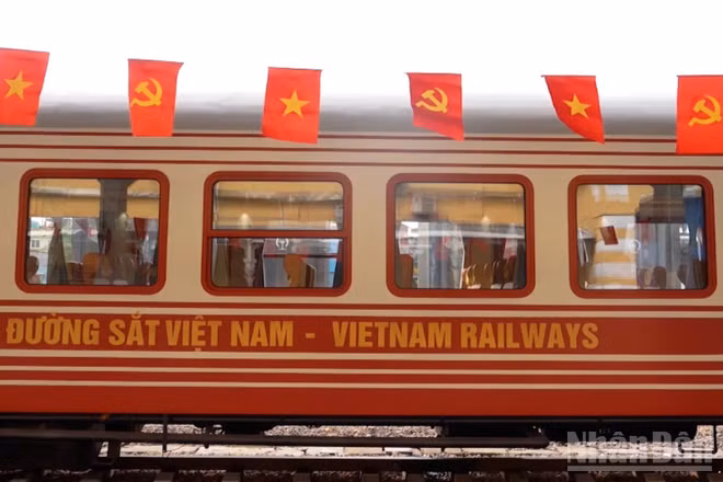 Tàu Hoa Phượng Đỏ sau 1 năm đi vào hoạt động đã đóng góp tới gần 1,33 triệu lượt khách với doanh thu đạt khoảng 155 tỷ đồng.