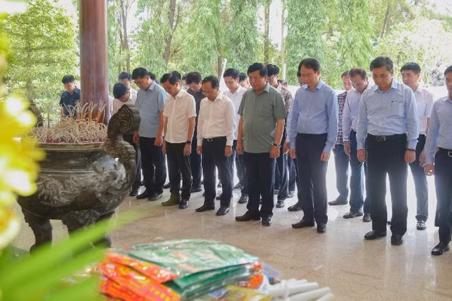 Bộ trưởng Xây dựng Trần Hồng Minh và đoàn công tác Bộ Xây dựng dâng hương tưởng niệm tại Nghĩa trang liệt sĩ Trường Sơn. (Ảnh: Báo Xây dựng)