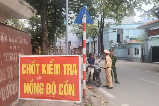 Cảnh sát giao thông Công an thành phố Hà Nội đồng loạt ra quân, tăng cường tuần tra, kiểm soát, xử lý nghiêm các hành vi vi phạm giao thông trong đợt nghỉ lễ 30/4-1/5 năm nay.