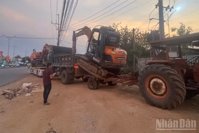 Ủy ban nhân dân thành phố quy định từ ngày 30/4/2026, các phương tiện tải trọng lớn như xe xi-téc, xe trộn bê-tông, xe cần cẩu… chỉ được phép hoạt động từ 21 giờ đến 6 giờ sáng hôm sau trong nội đô.