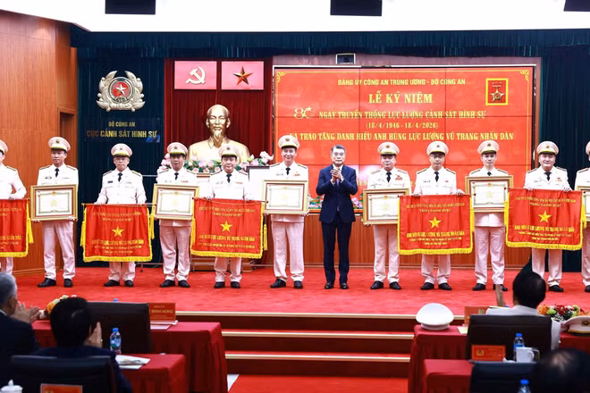 Đồng chí Lê Minh Hưng, Ủy viên Bộ Chính trị, Thủ tướng Chính phủ thay mặt lãnh đạo Đảng, Nhà nước trao tặng danh hiệu Anh hùng Lực lượng vũ trang nhân dân cho các tập thể, cá nhân. 