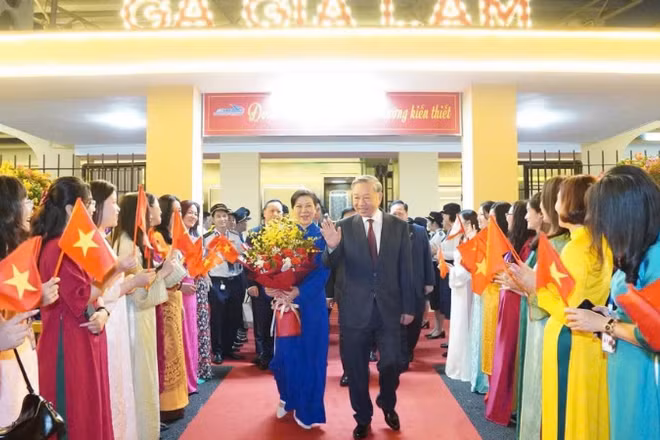 Tổng Bí thư, Chủ tịch nước Tô Lâm và Phu nhân cùng Đoàn đại biểu cấp cao Việt Nam về tới ga Gia Lâm (Hà Nội) sau chuyến thăm thành công tốt đẹp tới Trung Quốc