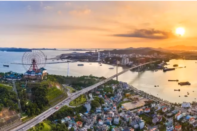 Cầu Bãi Cháy nối 2 phường Bãi và Hồng Gai của tỉnh Quảng Ninh.