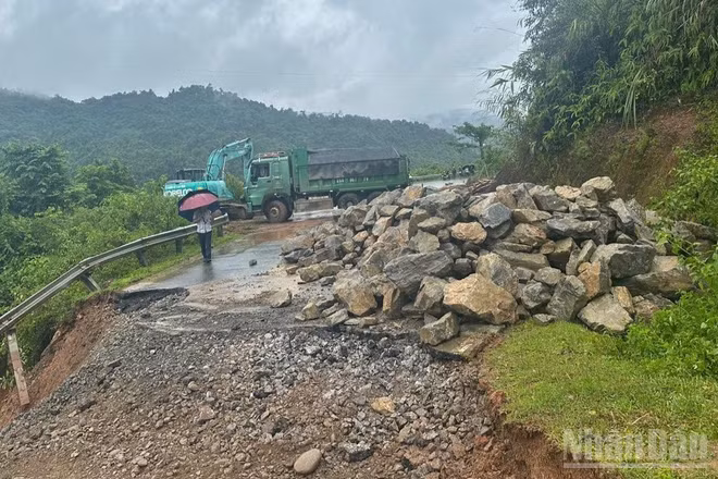 Ảnh minh họa: Sau mưa lớn Quốc lộ 6 bị sạt trượt và nước lũ cuốn trôi phần nền đường.