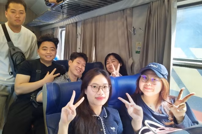 Một nhóm bạn thân trên tàu tuyến Hà Nội-Hải Phòng.
