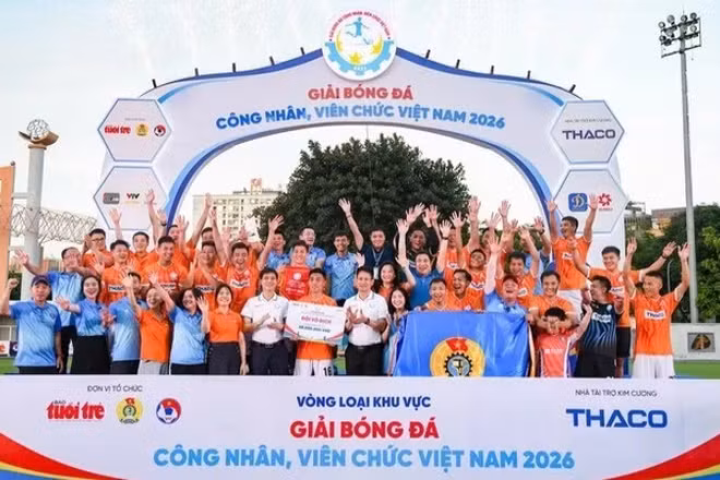 Đội Công đoàn Ngân hàng Việt Nam nhận thưởng vô địch Giải bóng đá công nhân, viên chức Việt Nam 2026.