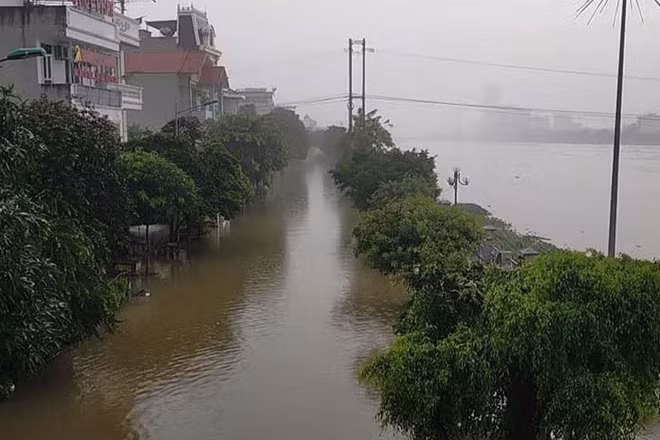 Mực nước trên sông Đáy dâng cao tiếp tục gây ngập lụt các vùng trũng ven sông. (Ảnh: Đại Nghĩa)