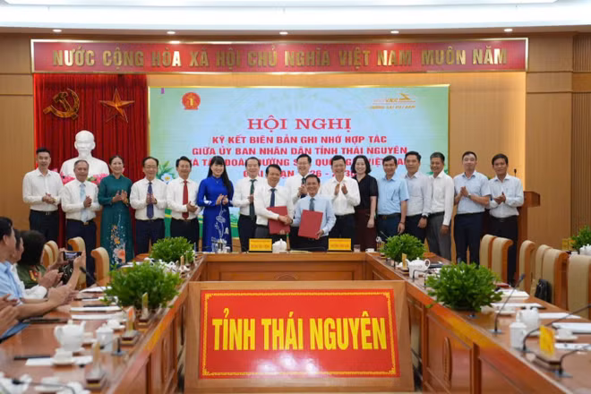 Dự lễ ký kết có Phó Cục trưởng Cục Du lịch Quốc gia Việt Nam Hà Văn Siêu; Phó Bí thư Tỉnh ủy, Chủ tịch Ủy ban Mặt trận Tổ quốc Việt Nam tỉnh Thái Nguyên Đinh Quang Tuyên; Phó Chủ tịch Ủy ban nhân dân tỉnh Thái Nguyên Dương Văn Lượng; đại diện lãnh đạo Sở Văn hóa, Thể thao và Du lịch Hà Nội, Thái Nguyên; Phó Tổng Giám đốc Nguyễn Chính Nam. (Ảnh: Tập đoàn Đường sắt Việt Nam)