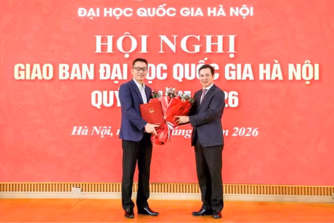 Giám đốc Đại học Quốc gia Hà Nội chúc mừng Tiến sĩ Nguyễn Hoàng Oanh, tân Hiệu trưởng Trường đại học Việt Nhật.