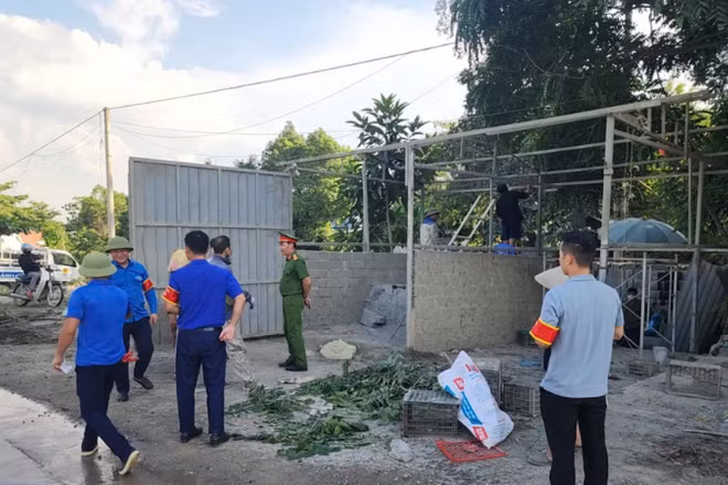 Cán bộ Văn phòng Quản lý đường bộ I và Công ty Cổ phần 236 tham gia tháo dỡ các công trình, vật dụng vi phạm trong phạm vi hành lang an toàn giao thông. 