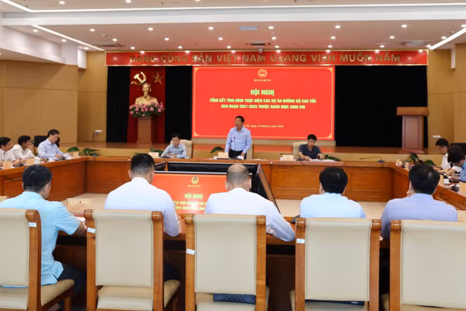 Bộ trưởng Xây dựng Trần Hồng Minh chủ trì Hội nghị tổng kết tình hình thực hiện các dự án đường bộ cao tốc giai đoạn 2021-2025 thuộc danh mục 3.000 km. (Ảnh: Cổng thông tin Bộ Xây dựng)