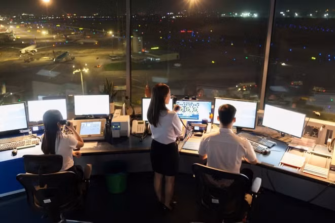 Kíp trực Đài Kiểm soát không lưu Tân Sơn Nhất tổ chức điều hành hoạt động bay, bảo đảm an toàn trong tình huống phát sinh phương tiện bay không người lái. (Nguồn: VATM)