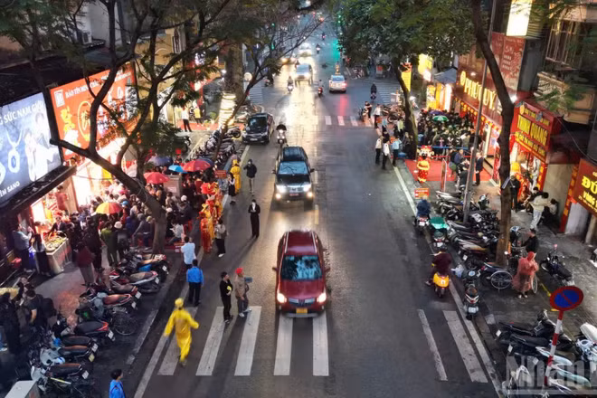 Phố Trần Nhân Tông (Hà Nội) đông kín người dân xếp hàng trước các cửa hàng vàng, chờ đến lượt mua vàng trong Ngày vía Thần Tài 2026. (Ảnh: Báo Nhân Dân)