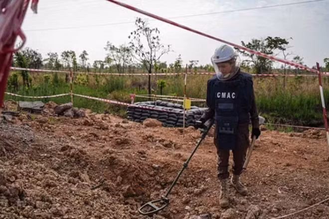 Một kỹ thuật viên của CMAC đang rà phá bom mìn tại tỉnh Preah Vihear. (Ảnh: Khmer Times)