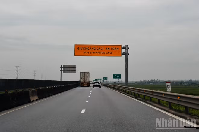 Biển cảnh báo nhắc nhở các tài xế giữ khoảng cách an toàn trên cao tốc Pháp Vân-Nghi Sơn.