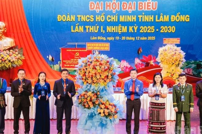 Bí thư Thường trực Ban Chấp hành Trung ương Đoàn, Chủ tịch Trung ương Hội Sinh viên Việt Nam Nguyễn Minh Triết chúc mừng đại hội.