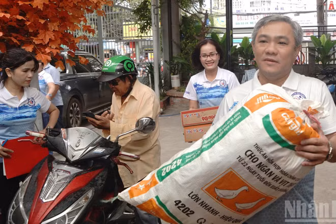Hàng nghìn tấn hàng hóa là sự hội tụ của hàng nghìn tấm lòng từ bà con các khu phố, tất cả đều hướng về miền trung ruột thịt.