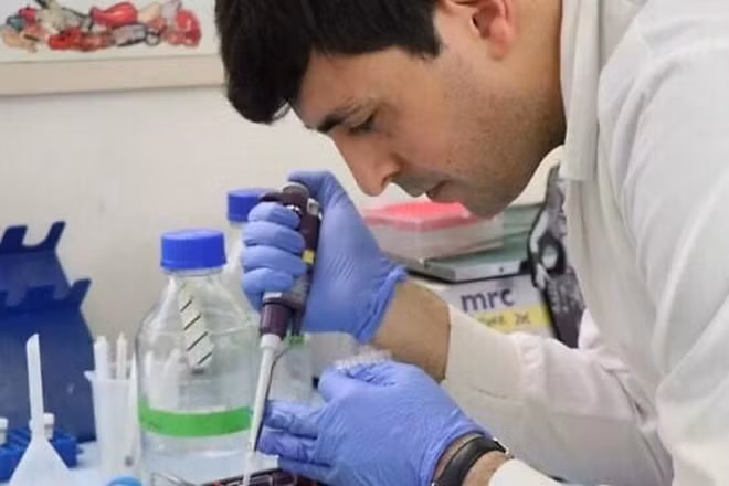 Các nhà khoa học nghiên cứu vaccine mRNA chống vi khuẩn kháng kháng sinh tại Đại học Tel Aviv. (Ảnh: Đại học Tel Aviv)