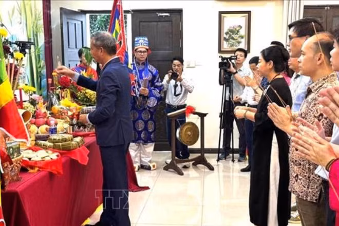 Cán bộ, nhân viên Đại sứ quán Việt Nam tại Malaysia dâng hương tại buổi lễ. (Ảnh: TTXVN)