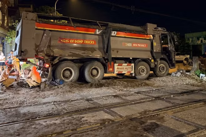 Cảnh sát giao thông có mặt tại hiện trường để xử lý vụ việc. (Ảnh: Công an thành phố Hà Nội cung cấp)