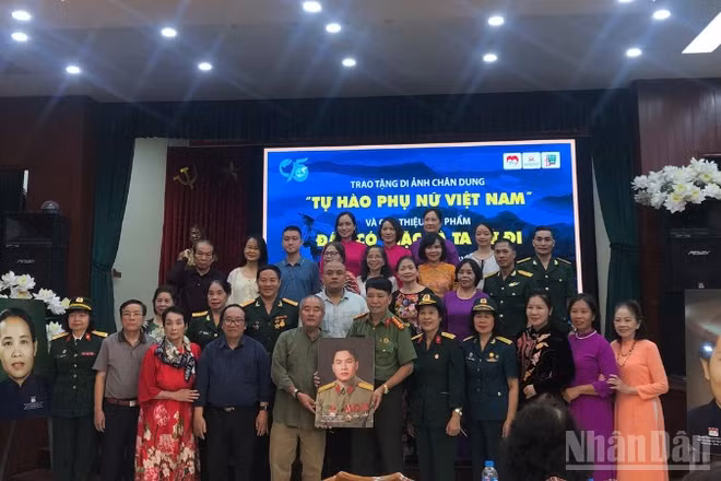 Gia đình Anh hùng Lực lượng vũ trang nhân dân-Liệt sĩ Lê Văn Dỵ trao tặng di ảnh và cuốn sách "Đâu có giặc là ta cứ đi" cho Bảo tàng Phụ nữ Việt Nam.