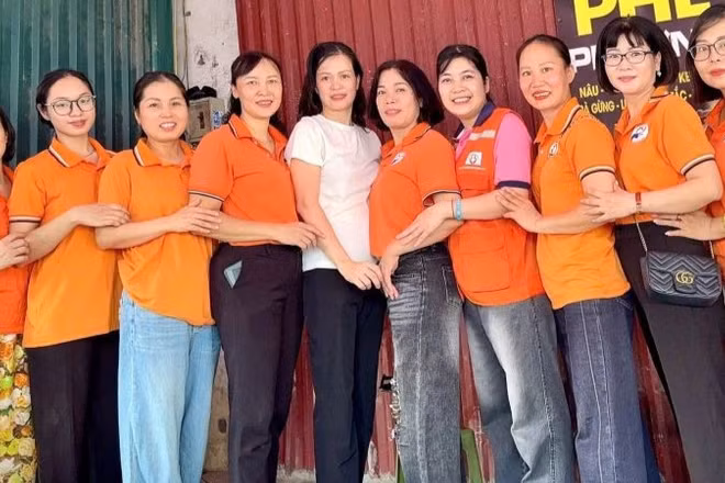Các thành viên của nhóm Bếp ăn không đồng Bình Minh.