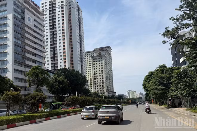 Phố Nguyễn Chí Thanh khá vắng, khác hẳn ngày thường luôn tấp nập các phương tiện