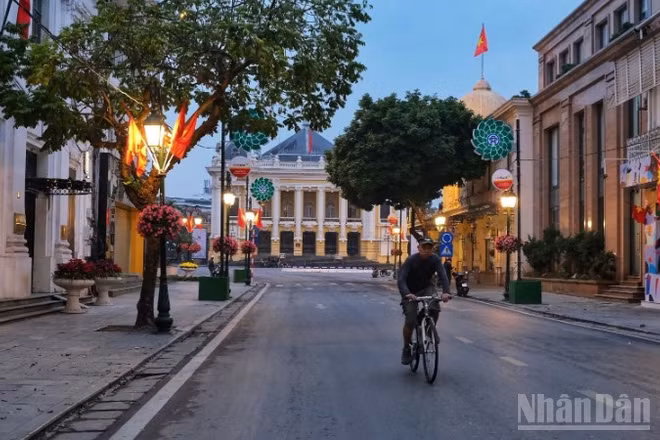 Từ ngày 1/7/2026, riêng tại khu vực 1 (phường Hoàn Kiếm), thành phố Hà Nội sẽ cấm toàn bộ phương tiện giao thông đường bộ từ 19 giờ đến 24 giờ các ngày thứ Sáu, thứ Bảy và Chủ nhật hằng tuần (trừ phương tiện ưu tiên). (Ảnh: Trịnh Xuân Giang)