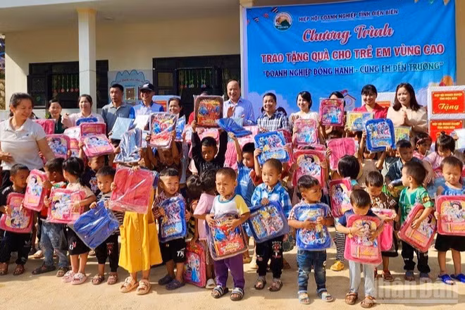 Lãnh đạo Hiệp hội Doanh nghiệp tỉnh Điện Biên cùng đại diện lãnh đạo xã Na Son trao quà tặng học sinh ở xã Na Son. 