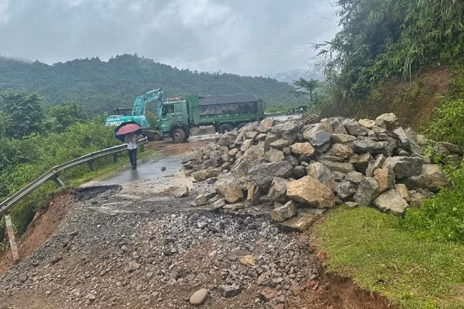 Khắc phục sự cố Quốc lộ 6 bị mưa lũ cuốn trôi nền và mặt đường đợt mưa lớn tại các tỉnh miền núi phía tây bắc bộ giữa tháng 7 vừa qua.