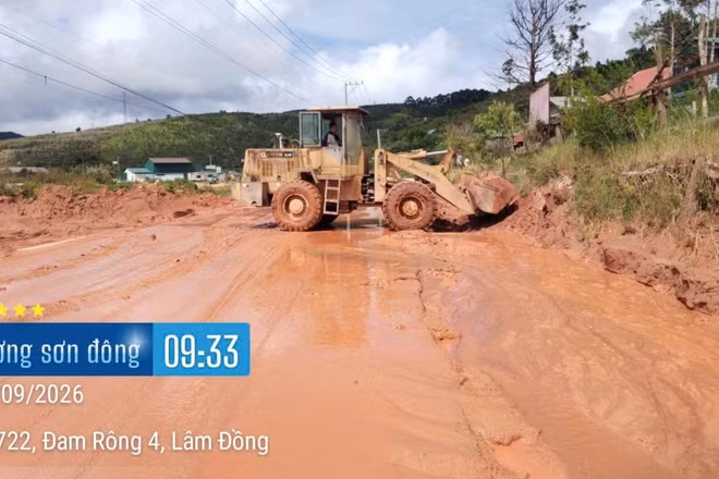 Máy xúc dọn đất, bùn tràn xuống mặt đường ĐT722, đoạn qua xã Đam Rông 4, tỉnh Lâm Đồng, sáng 21/9.