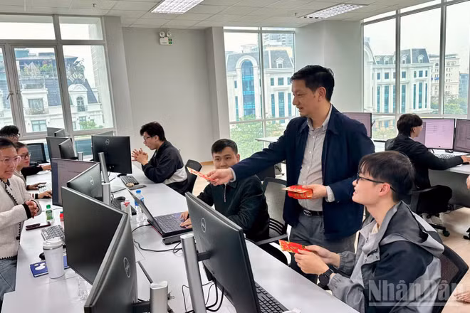 Cục trưởng Cục Đường bộ Việt Nam Bùi Quang Thái tới thăm và chúc Tết cán bộ, nhân viên Trung tâm Dữ liệu Thu phí.