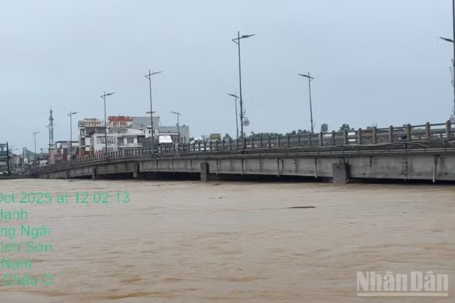 Nước lũ dâng cao đe dọa cầu Châu Ổ nằm trên địa phận tỉnh Quảng Ngãi.