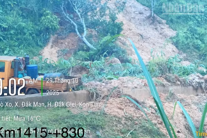Khu Quản lý đường bộ III xử lý điểm sạt lở ta-luy mới phát sinh.