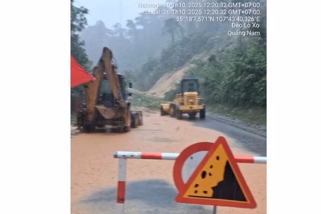 Lực lượng chức năng Cục Đường bộ Việt Nam nỗ lực thông đường tại đèo Lò Xo, địa điểm đang bị chia cắt cục bộ nghiêm trọng trong đợt mưa lũ này.
