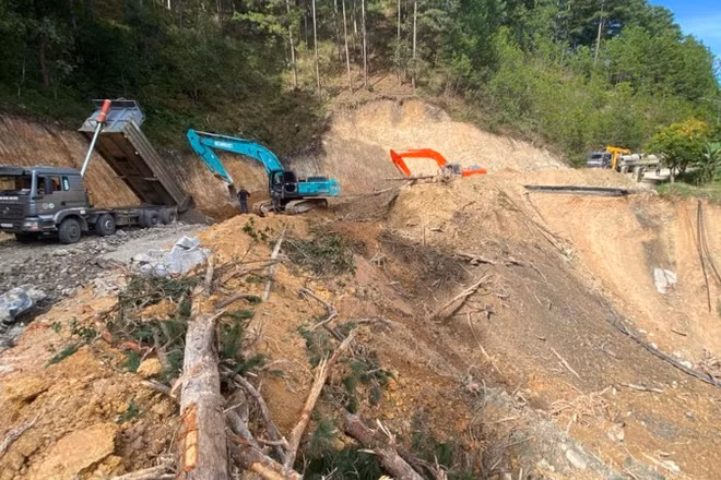 Tình trạng sạt lở nghiêm trọng do bão số 13 gây ra trên Quốc lộ 20, đi qua tỉnh Lâm Đồng.