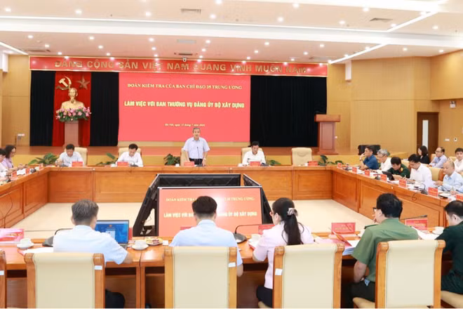 Toàn cảnh buổi làm việc của Đoàn kiểm tra của Ban Chỉ đạo Trung ương về bảo vệ nền tảng tư tưởng của Đảng, đấu tranh phản bác các quan điểm sai trái, thù địch (Ban Chỉ đạo 35) do đồng chí Ngô Đông Hải, Ủy viên Trung ương Đảng, Phó Trưởng ban Tuyên giáo và Dân vận Trung ương làm Trưởng đoàn với Ban Thường vụ Đảng ủy Bộ Xây dựng. (Ảnh: Cổng thông tin Bộ Xây dựng)