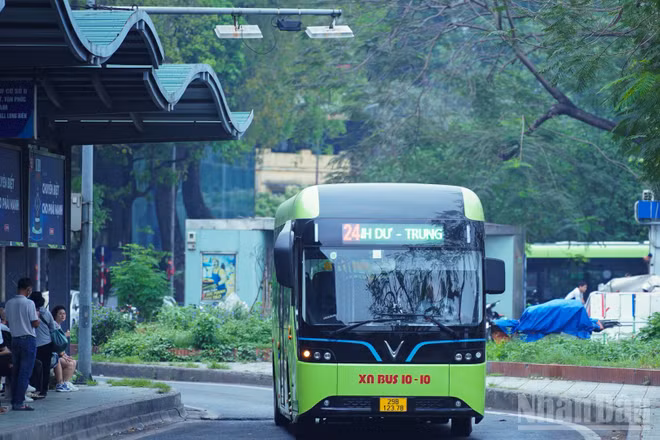Nhiều tuyến xe buýt điện hiện đại đã được đưa vào khai thác, từng bước thay thế phương tiện sử dụng nhiên liệu hóa thạch.