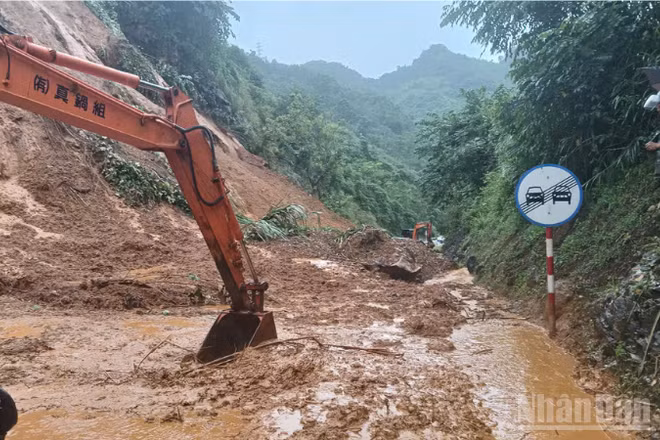 Ảnh minh họa: Khu Quản lý đường bộ II (Cục Đường bộ Việt Nam) khắc phục hậu quả mưa lớn cuối tháng 10/2025.