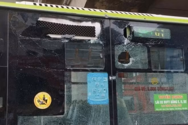 Xe buýt nhanh đang lưu thông dưới chân ga metro Văn Khê bất ngờ bị mảng vật liệu rơi vào gây vỡ kính. (Ảnh: Phạm Công)