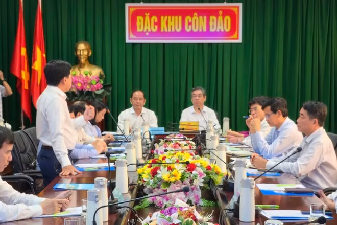 Các chuyên gia y tế đề xuất các giải pháp trước mắt và lâu dài giúp nâng cao năng lực y tế tại Đặc khu Côn Đảo dưới sự chủ trì của Đồng chí Nguyễn Phước Lộc, Phó Bí thư Thành ủy Thành phố Hồ Chí Minh ngày 16/7/2025. 