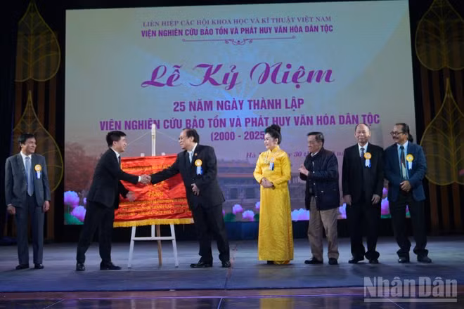 Tổng thư ký Liên hiệp các Hội Khoa học Kỹ thuật Việt Nam trao bức trướng cho Lãnh đạo Viện.
